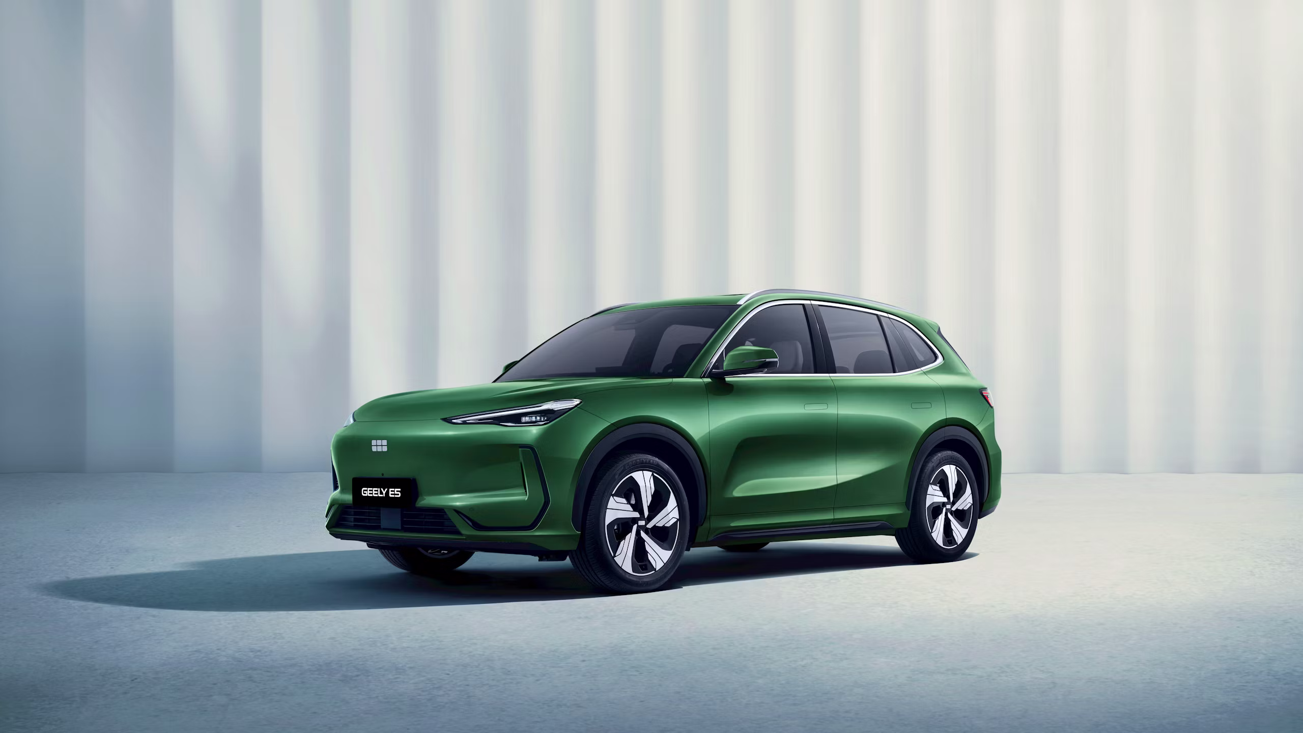 GEELY E5 eléctrico en vista lateral