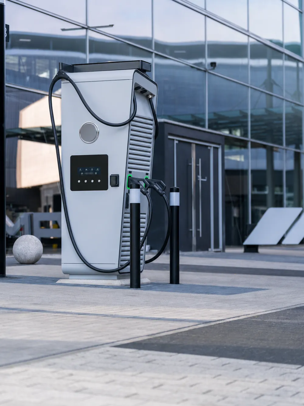 Vehículo eléctrico cargando en una estación de alta potencia
