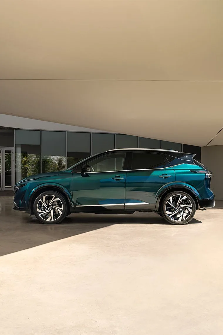 Vista lateral Qashqai e-POWER bajo arquitectura