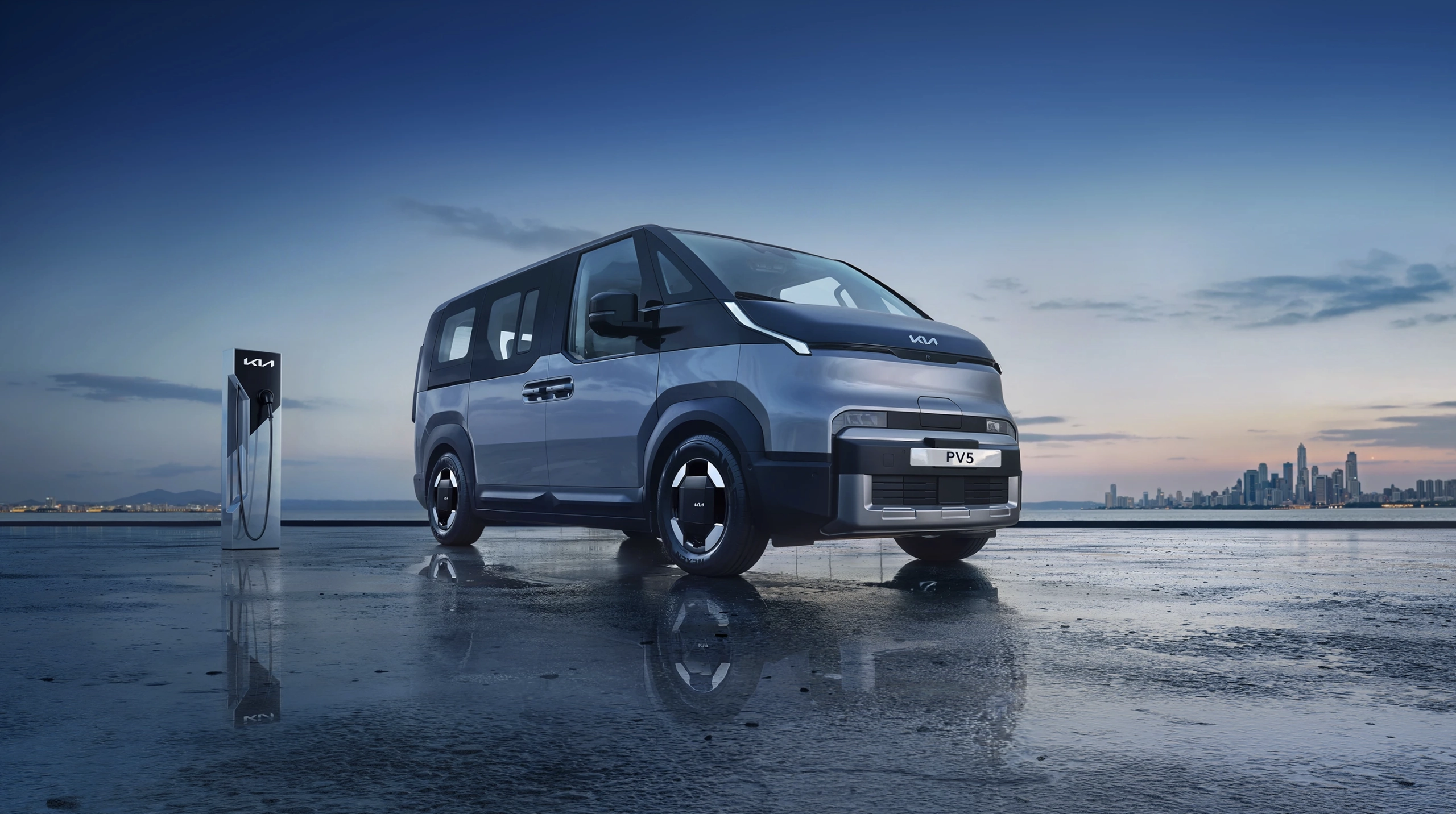 Kia PV5 eléctrico junto a un punto de carga