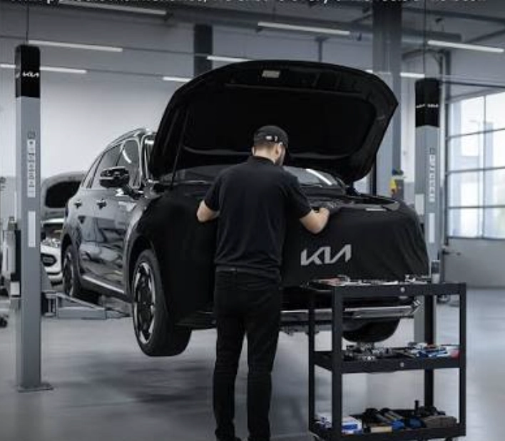 Técnico trabajando en un taller Kia