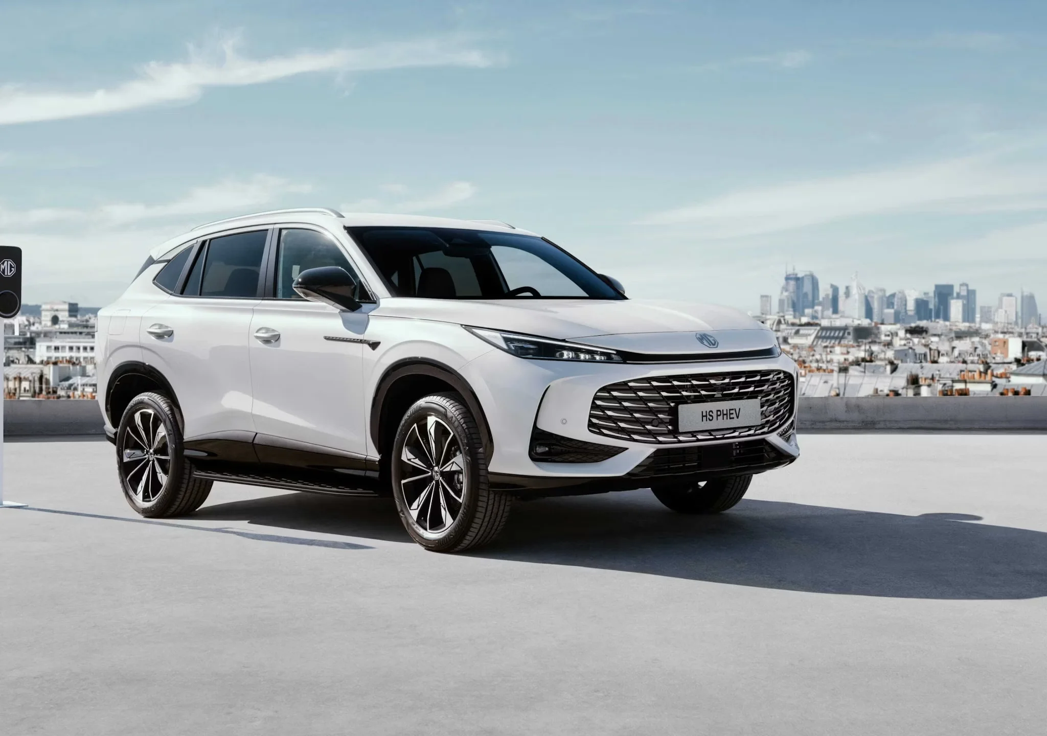 MG HS PHEV junto a un punto de carga